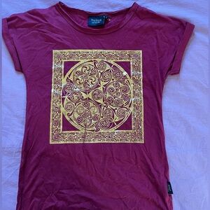 Book of Kells t-shirt from Dublin. Shiny gold Celtic emblem. Dark red. SM or XS.